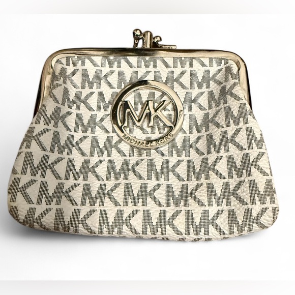 Michael Kors signature white and gray with a clasp closure - Picture 1 of 7